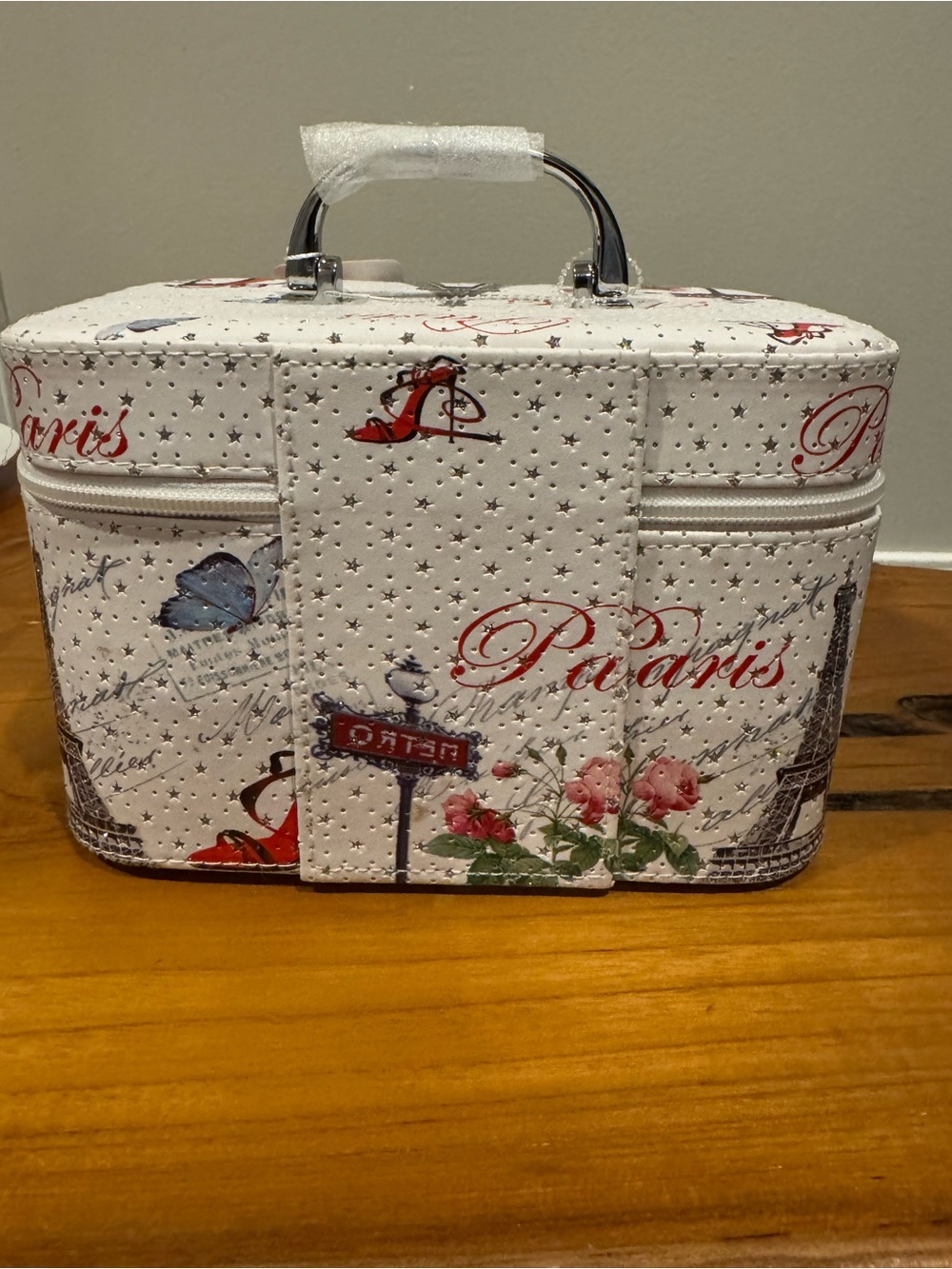 Paris Eiffel Tower Cosmetic Train Case in White 8" Wide x 5 1/2" Tall x 4” Deep - Picture 6 of 10